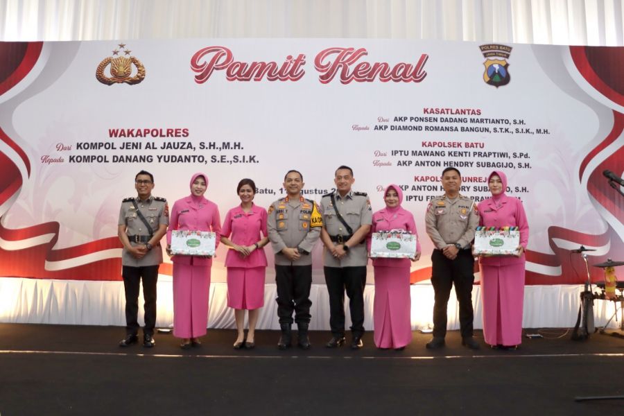 Kapolres Kota Batu  Pimpin Upacara Serah Terima Jabatan Perwira