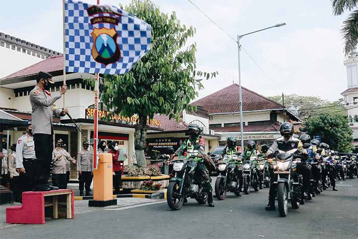 Kapolres Malang Berangkatkan Petugas Tracer Salurkan Bantuan Pemerintah