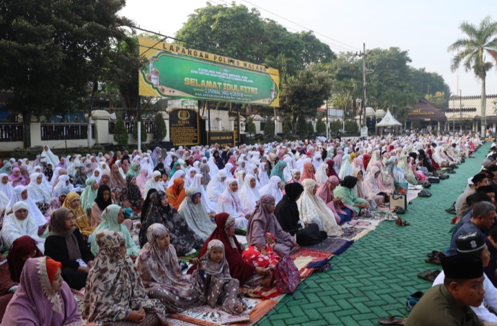 Kapolres Malang dan Ribuan Warga Sambut Idul Fitri dengan Salat Berjamaah di Halaman Polres Malang
