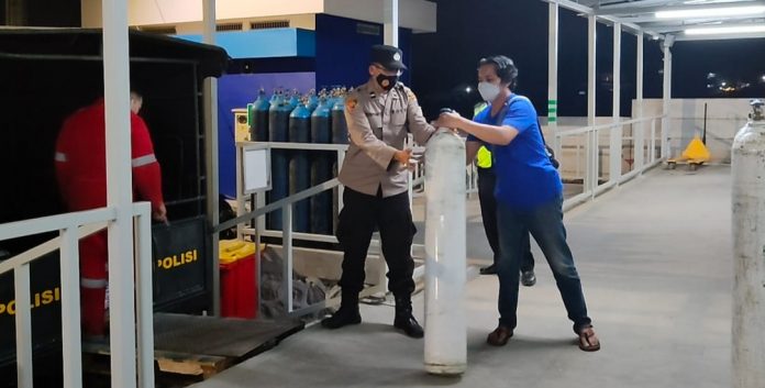 Kapolres Malang Terjunkan Anggota Reskrim Untuk Kawal Pendistribusian Oksigen