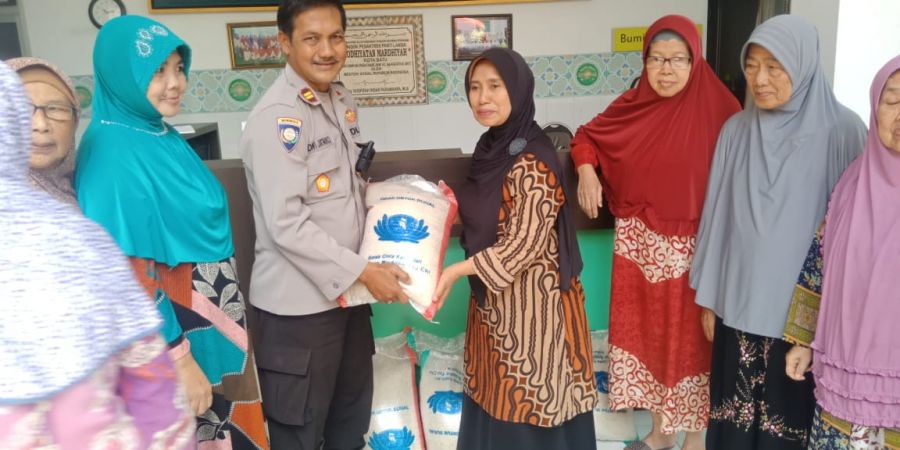 Kasat Binmas Polres Batu Iptu Dwi Jatmiko Bagikan Bansos dengan Sasaran Pondok Pesantren
