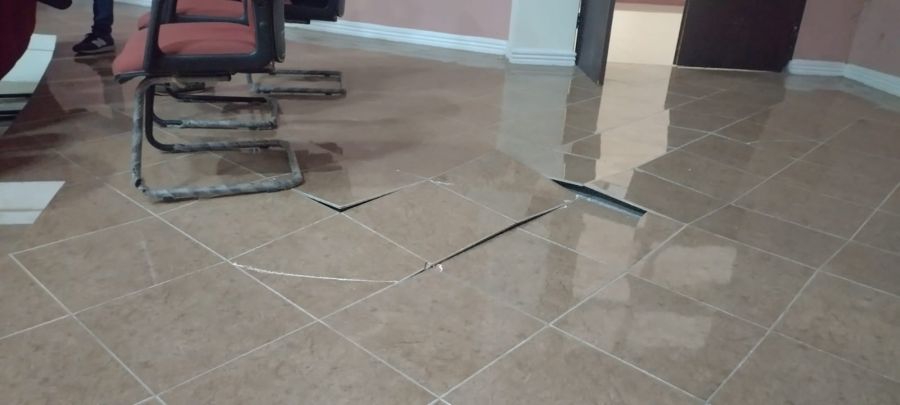 Keramik Lantai Gedung DPRD Kota Batu Retak, Sempat Terinjak Jurnalis dan Staf Pemkot Batu