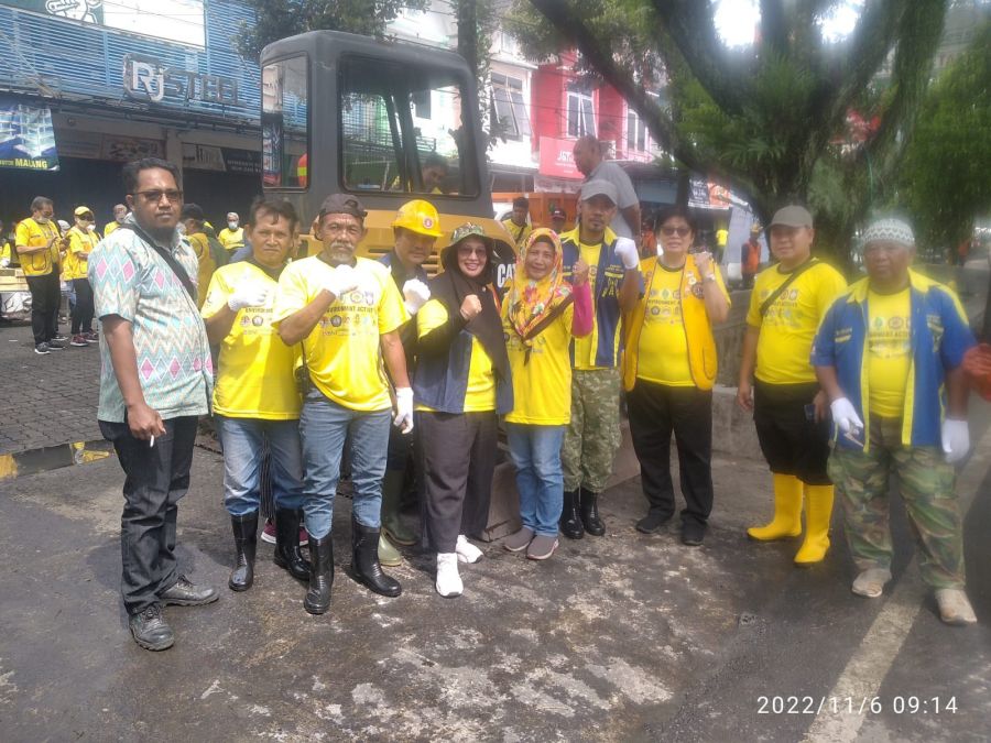 Mahasiswa Fakultas Teknik Pengairan UB Kerja Bakti di Bantaran Sungai Bendungan Sutami