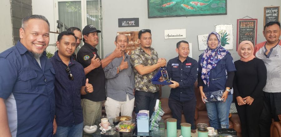 Ketua AWPI Jatim Mendapat Cindera Mata Dari Direktur Law Office YSR & Partners