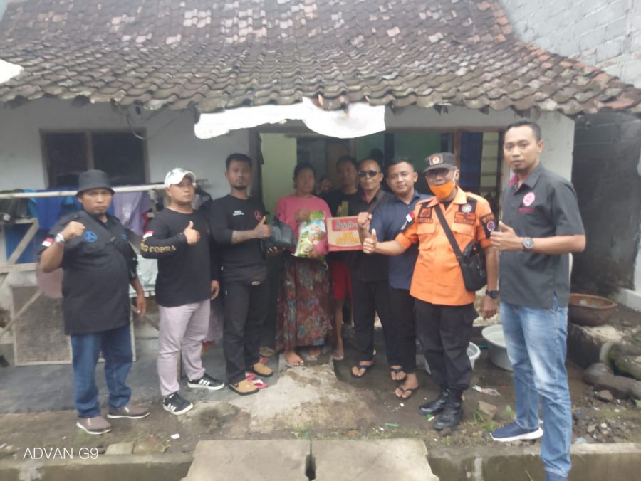 King kobra Banyuwangi Laskar Bali Shanti Berikan Bantuan Korban Banjir di Banyuwangi