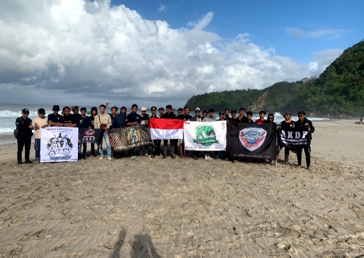 Komunitas AIMJ Kibarkan Bendera Merah Putih di Pantai Modangan