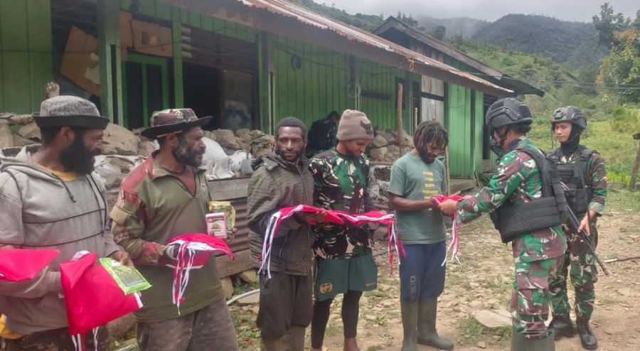 Kunjungan Satgas Yonif 310/KK ke Rumah Warga di Distrik Okbibab Pegunungan Bintang Papua