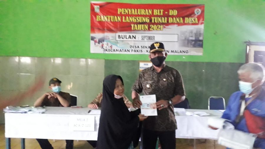 Kurangi Beban Masyarakat Ditengah Pandemi, Pemdes Sekarpuro Salurkan BLT DD
