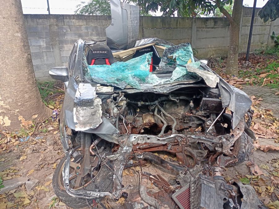 Laka Maut Mobil Sedan Hitam Tabrak Rumah Warga  Desa Tlekung Tewaskan Pengemudi Wanita Asal Pujon