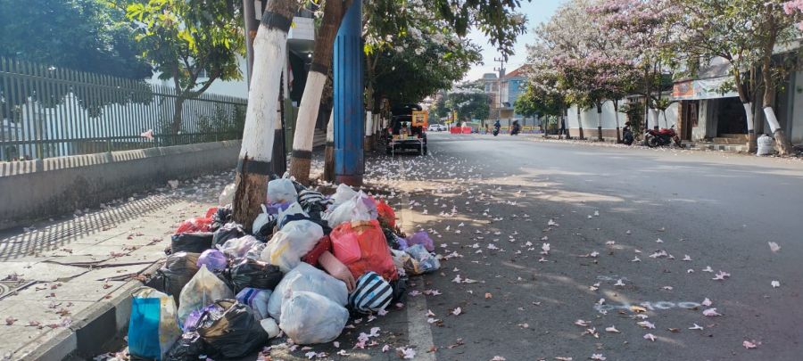 Masyarakat Keluhkan Tumpukan Sampah yang Berceceran di Beberapa Ruas Jalan Diponegoro Kota Batu 
