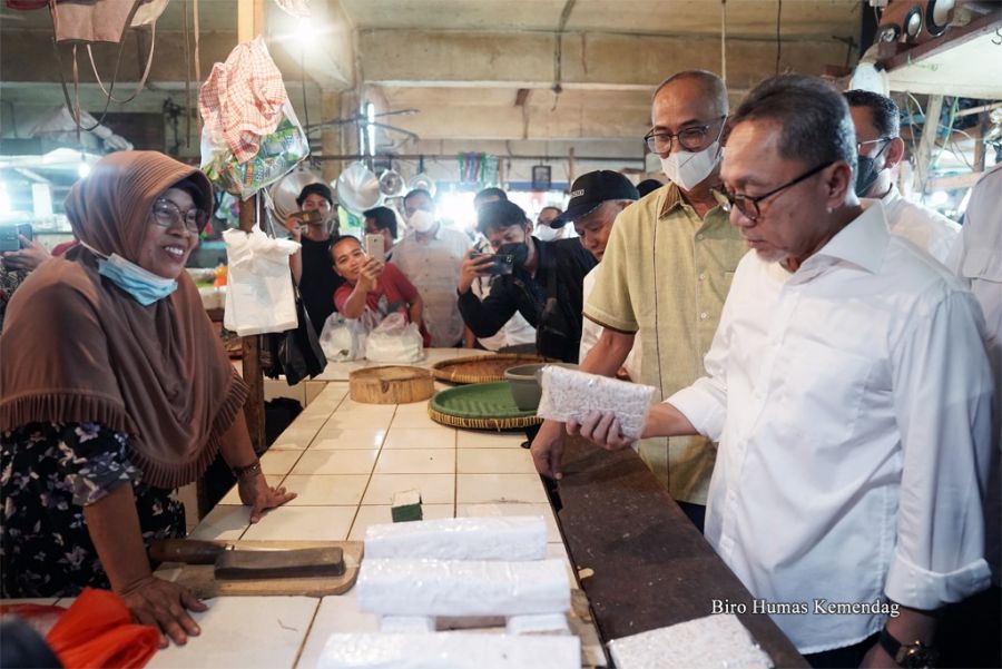Mendag RI Zulhas Blusukan ke Pasar Pastikan Harga Minyak Goreng