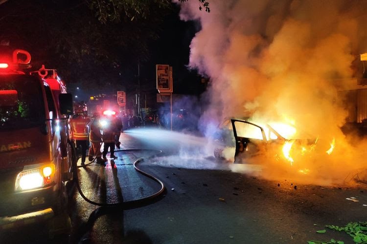 Mobil Honda Jazz Terbakar, Pengemudi Mobil Tegaskan Dirinya Tidak Mabuk