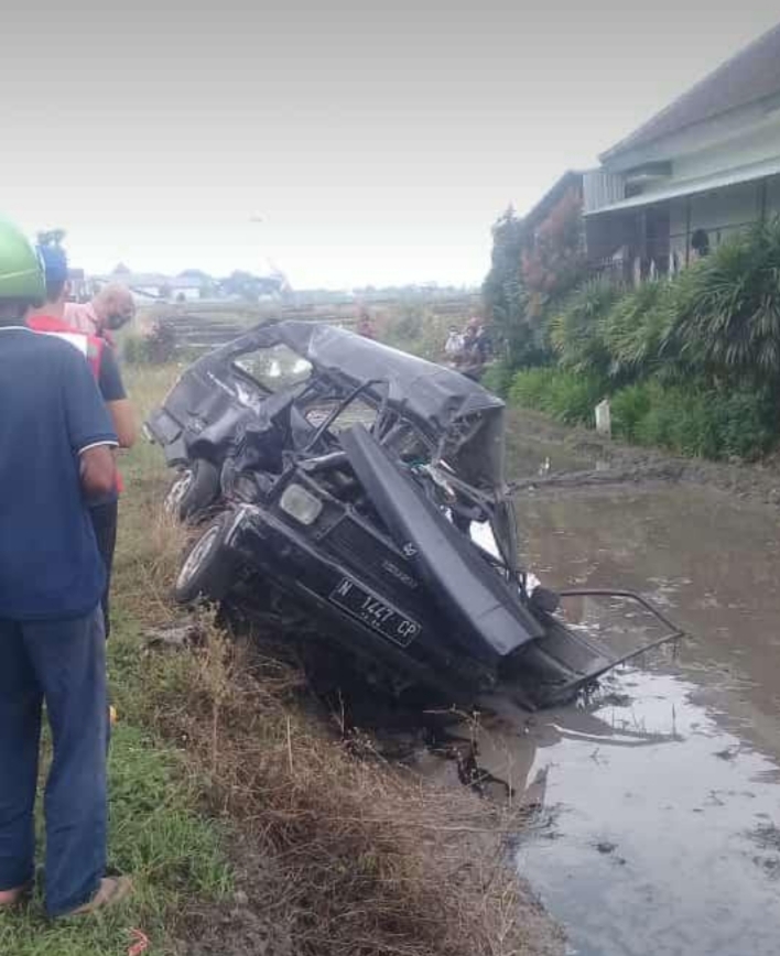 Mobil Isuzu Panther Tertabrak KA Express Barang Jurusan Malang-Jakarta
