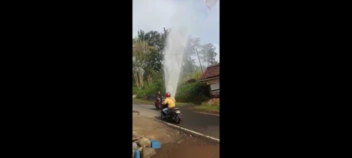 Muncratan Air Bertekanan Tinggi Kejutkan Warga Tumpang