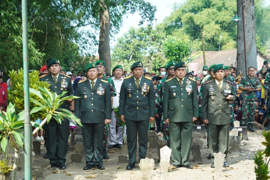 Pangdivif 2 Kostrad Hadiri Upacara Pemakaman Almarhum Pratu Anumerta Berly Kholif Al Rohman