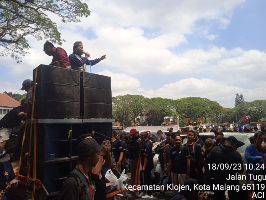 Para Driver Online Hari Banjiri Halaman Pemerintah dan DPRD Kota Malang