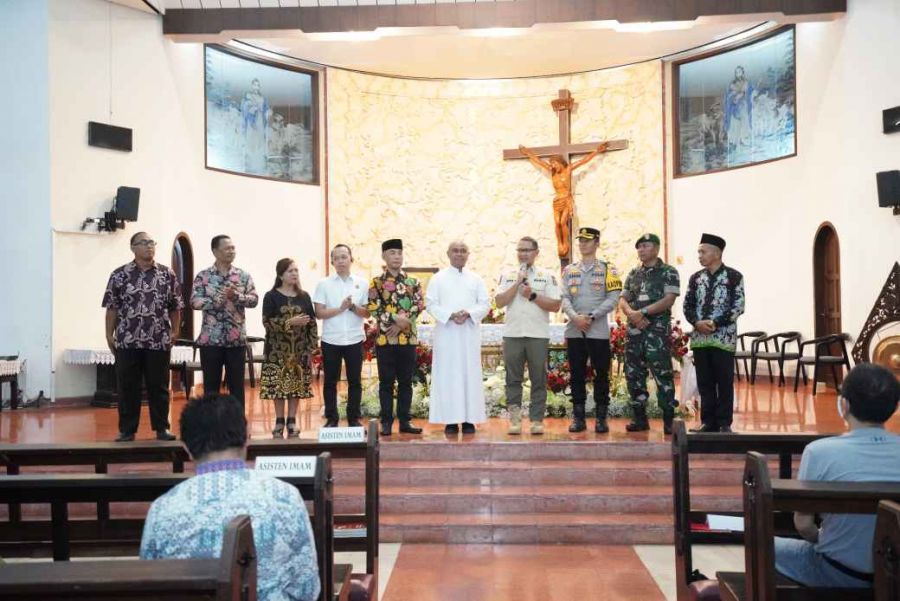 Pastikan Ibadah Natal Aman, Pj Wali Kota Batu Dr Aries Kunjungi Gereja