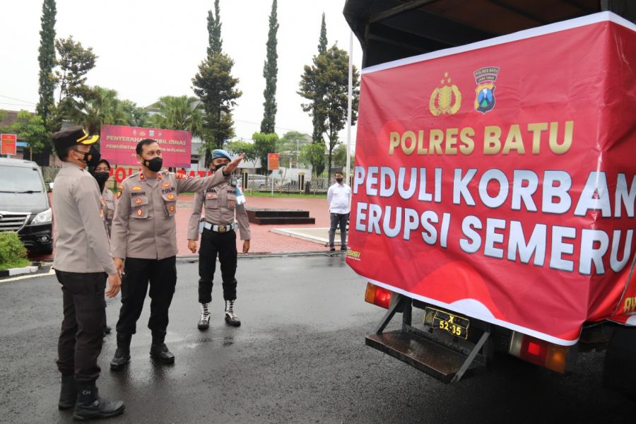 Peduli Korban Erupsi Gunung Semeru, Polres Batu Salurkan Bantuan ke Lumajang