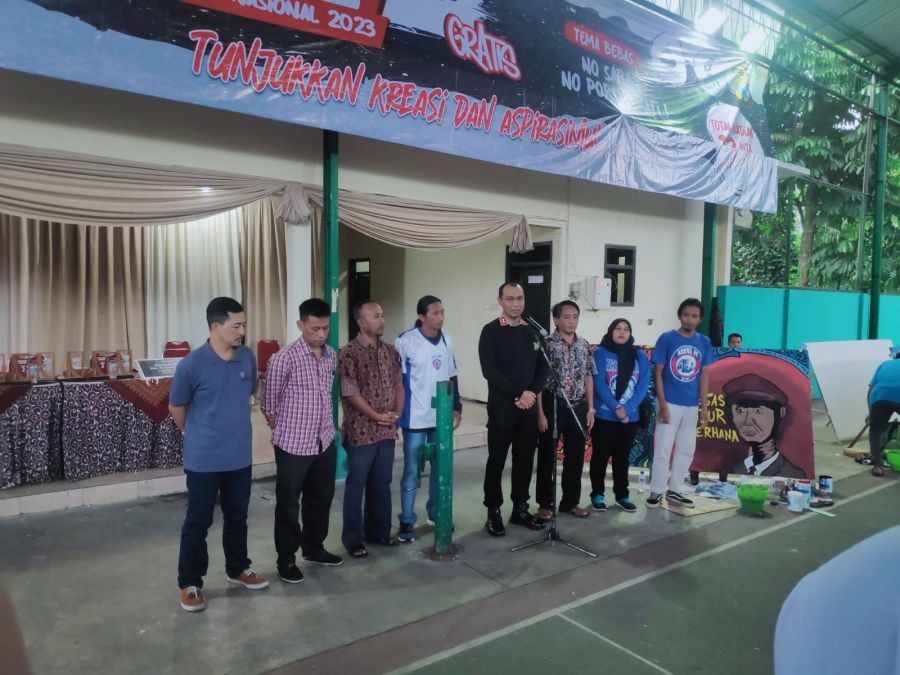 Pelukis Muda Ikut Lomba Mural di Polres Malang, Hebat!