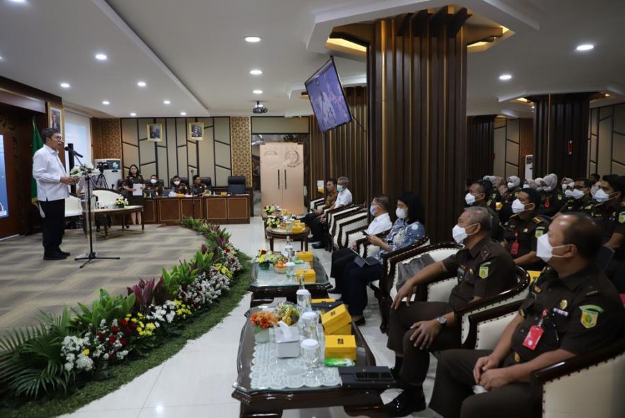Penerangan Hukum Kejaksaan Tinggi Kepulauan Riau Mengenai WNA Asing Asal Singapura