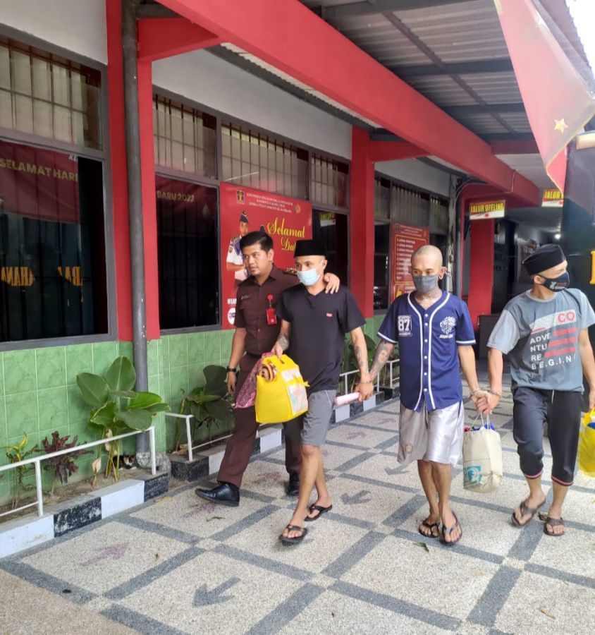 Penyerahan Tersangka dan Barang Bukti Penyalahgunaan Narkotika dan Penipuan Dari Polres Batu
