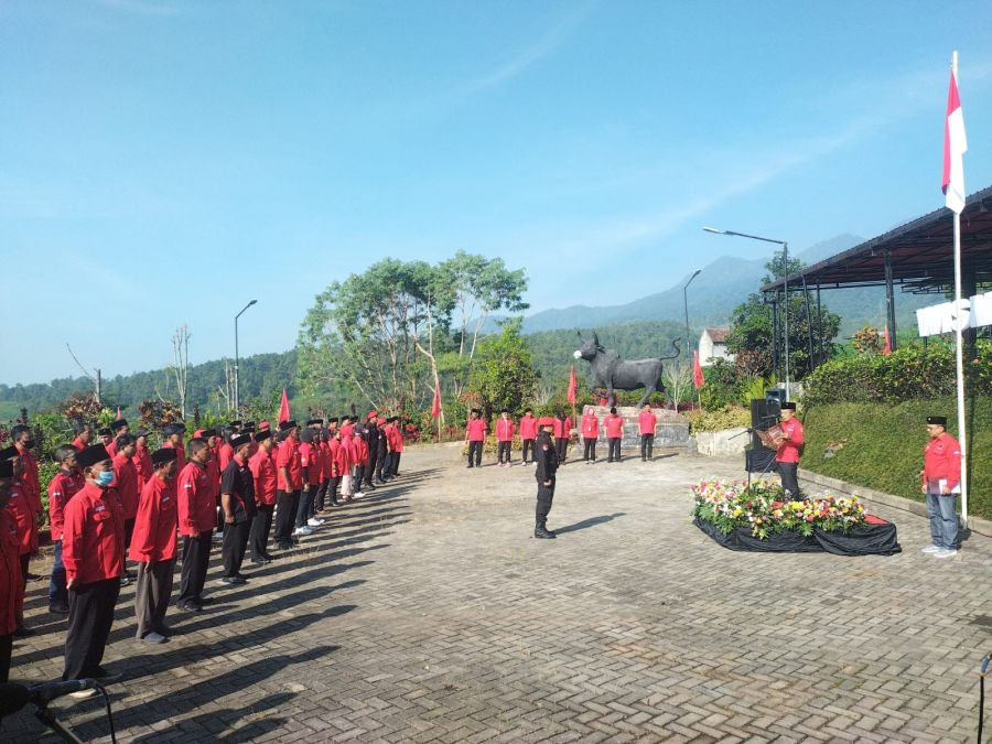 Peringati Hari Lahir Pancasila, DPC PDI Perjuangan Kota Batu Gelar Upacara dan Tabur Bunga
