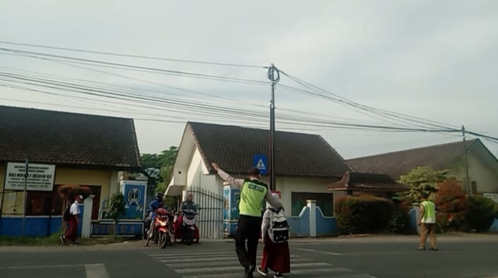 Personel Polsek Pujon Laksanakan Pengaturan Lalu Lintas