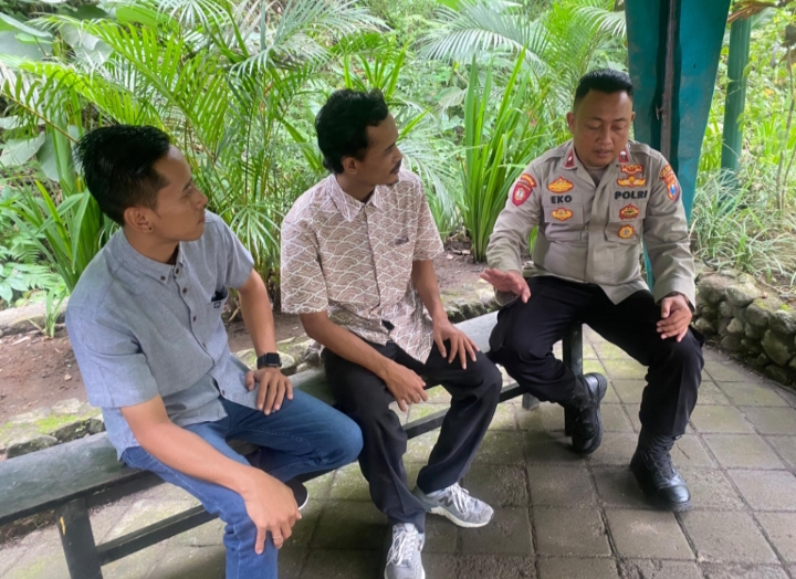 Personel Polsek Tumpang Jalin Silaturahmi dan Penggalangan Terhadap Aremania di Kecamatan Tumpang