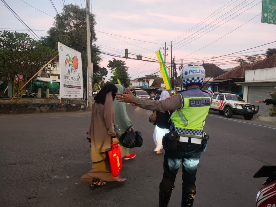 Petugas Gabungan Satlantas Polres Batu Laksanakan Pengaman Pembacaan Maulid Tahlil dan Tauziah