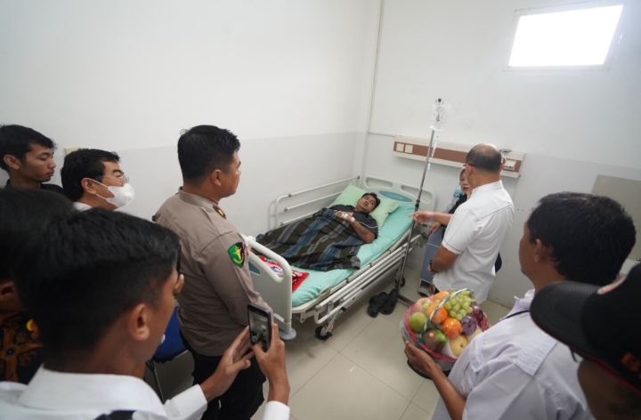 Pj. Wali Kota Batu Jenguk Korban Pohon Tumbang