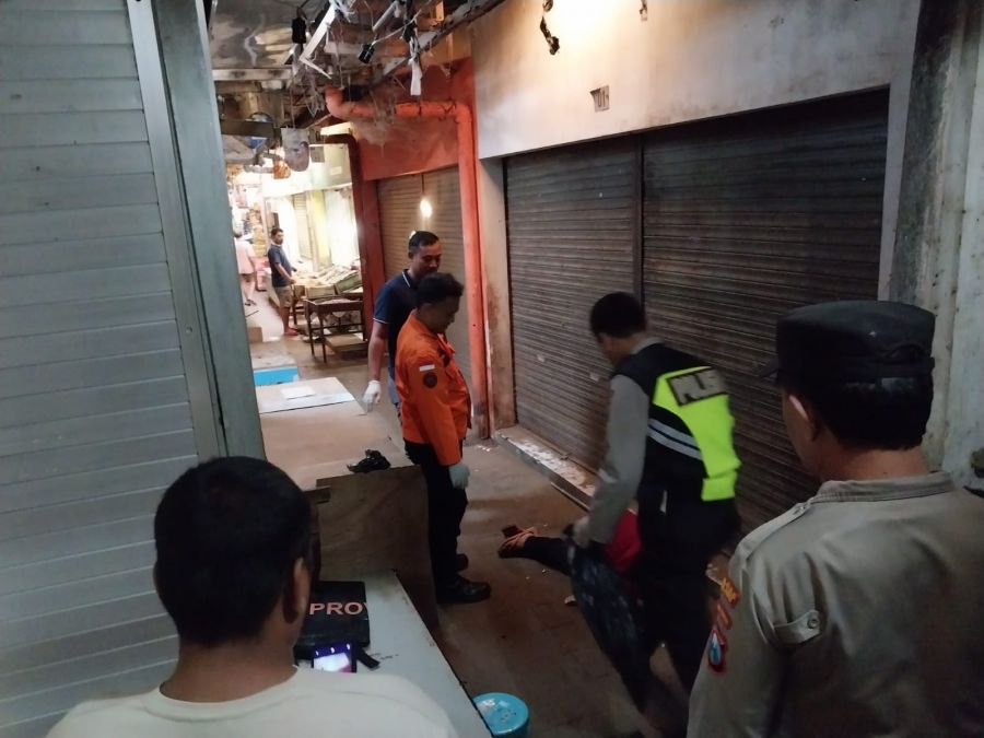 Polisi Olah TKP Penemuan Mayat Lansia di Pasar Kepanjen