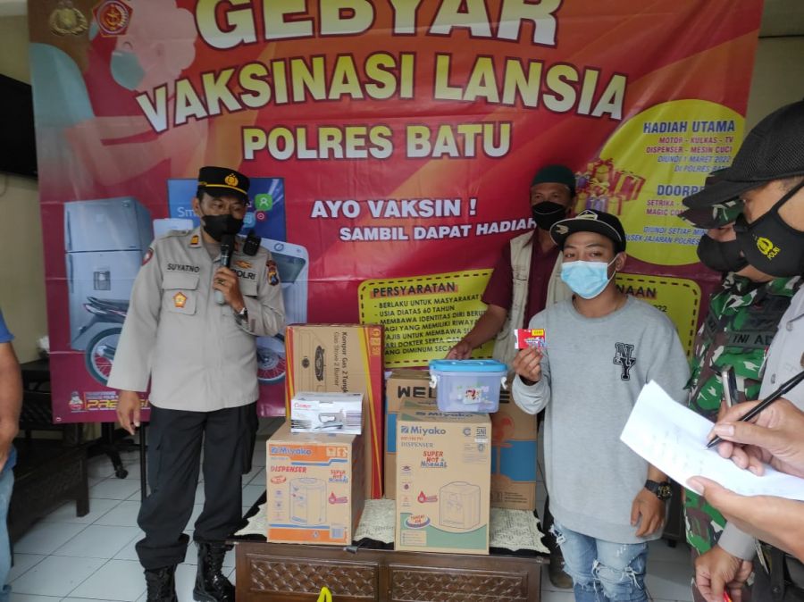 Polres Batu Bagi Doorprize di Kegiatan Vaksinasi Lansia