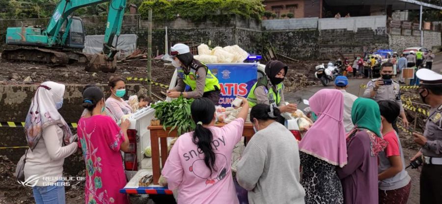 Polres Batu Bagikan Sayur ke Warga Terdampak Banjir Bandang