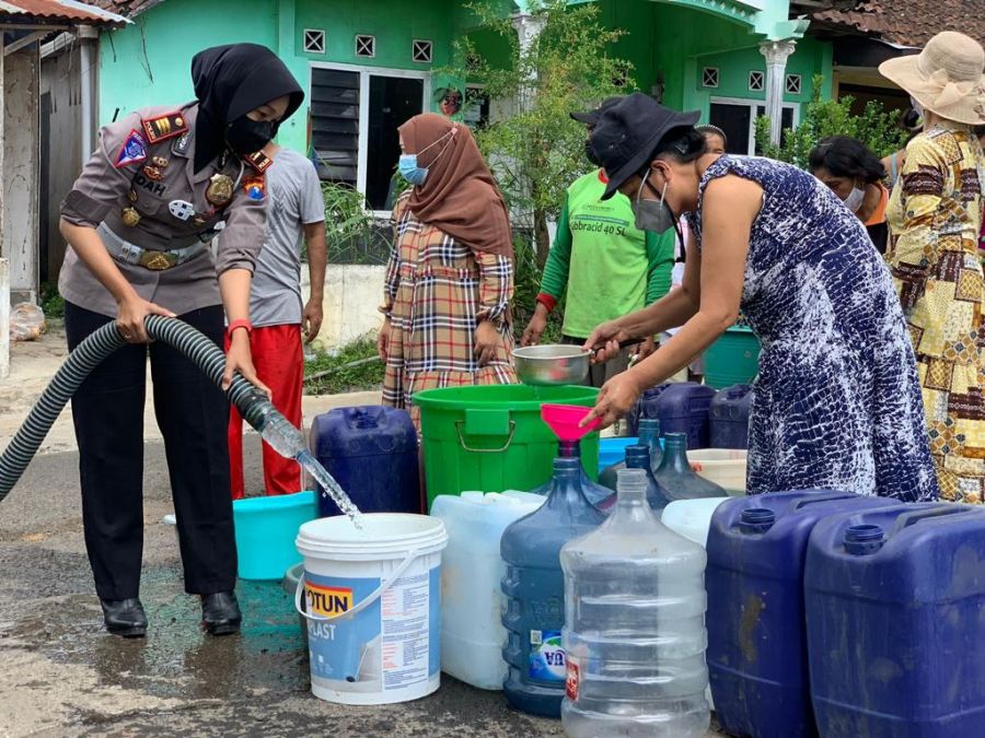 Polres Batu Distribusikan Bantuan Air Bersih ke Warga Korban Banjir Bandang