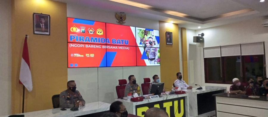 Polres Batu Lakukan Piramida Batu Tutup Tahun 2021