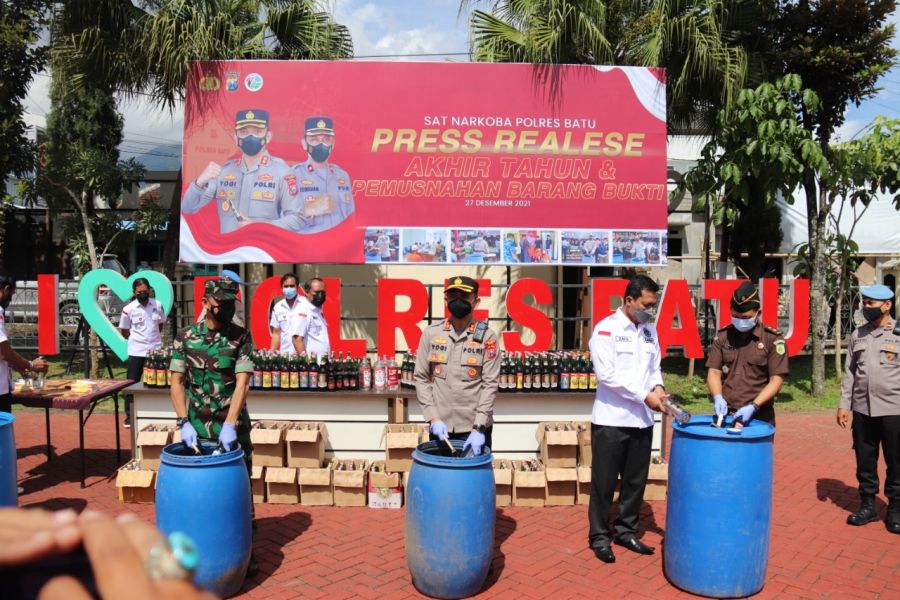 Polres Batu Musnahkan Ratusan Miras Jelang Akhir Tahun