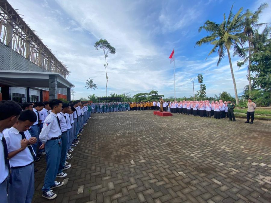 Polsek Jabung Gelar Upacara Bendera di Yayasan Sunan Kalijogo Sukolilo Jabung