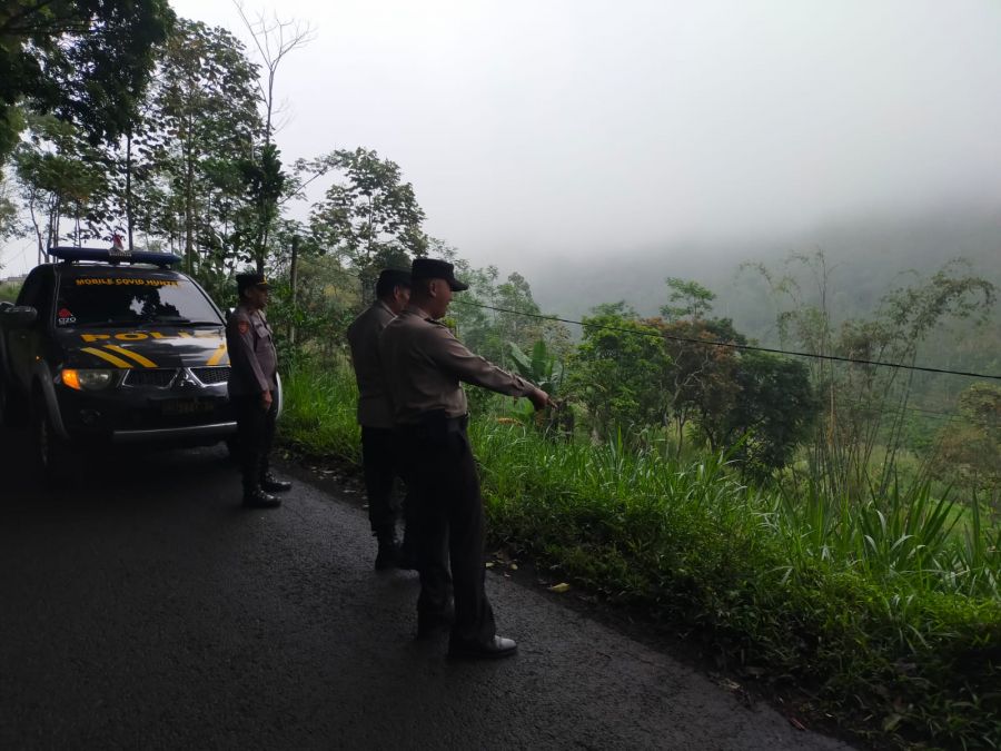 Polsek Jabung Hadirkan Petugas di Batas Antar Kabupaten, Pastikan Jalur Alternatif Lancar dan Aman