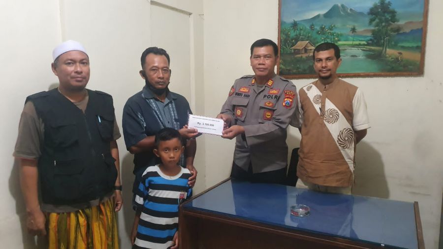 Polsek Kasembon, Polres Batu Berikan Bantuan Kepada Anak Penderita Gagal Ginjal