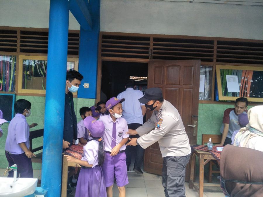 Polsek Ngantang Lakukan Pengamanan dan Monitoring Vaksinasi Anak