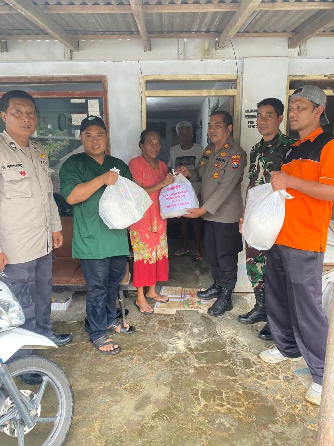 Polsek Pagak Bersama Yayasan Insan Dermawan Sumakul Gelar Bansos untuk Warga di Sumbermanjingkulon