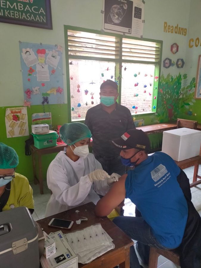 Polsek Turen Pantau Vaksinasi di Desa Tumpak Renteng