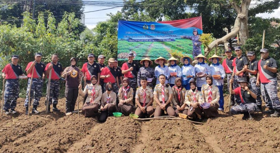 Program Ketahanan Pangan, TNI AL Bersama Rakyat Mengadakan Giat Penananam Kacang Tanah
