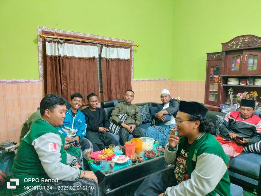 Ranting Ansor Putukrejo Kecamatan Kalipare Ngopi Bareng Bersama KKN UNIRA Kelompok 6