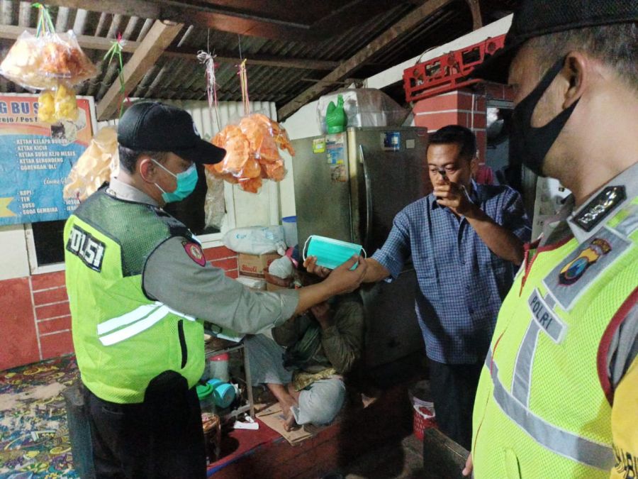 Razia Prokes, Aparat Bagi Masker Dalam Operasi Yustisi
