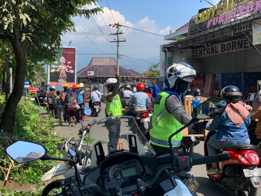 Satlantas Polres Batu Gelar Pemangkasan Pohon Antisipasi Cuaca Ekstrim
