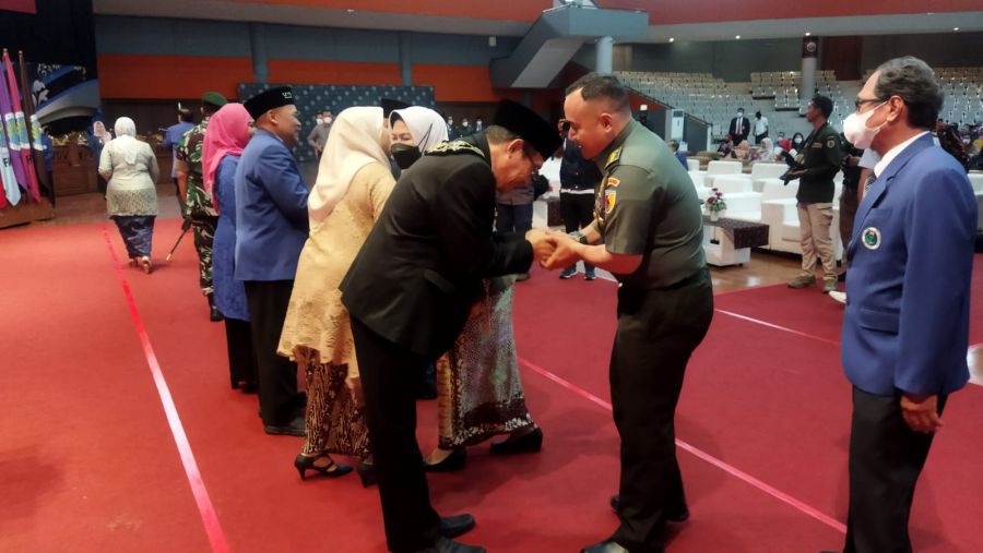 Sampaikan Ucapan Selamat, Danramil 0833/05 Lowokwaru Hadiri Pelantikan Rektor UM