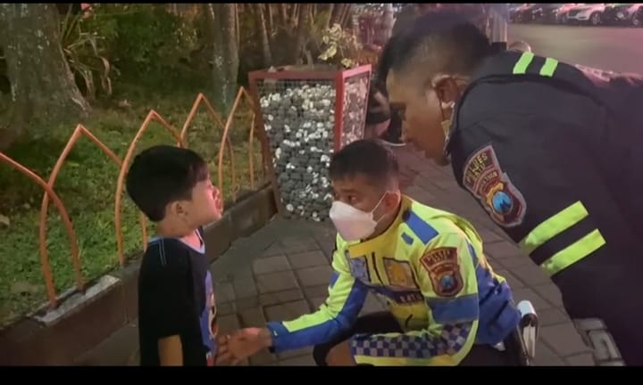 Sat Lantas Polres Batu Bantu Temukan Keluarga Anak yang Terpisah