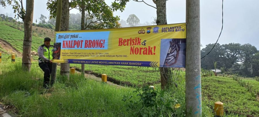 Sat Lantas Polres Batu Bentangkan Spanduk di Cangar, Larang Pengendara R2 Gunakan Knalpot Brong