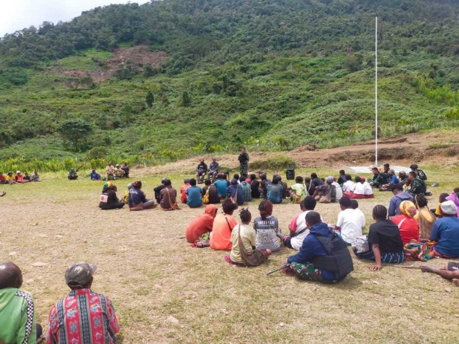 Satgas Yonif 310/KK di Distrik Okbibab Karya Bakti Bersama Anggota DPRD Kab. Pegunungan Bintang